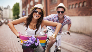 une femme avec un homme à vélo